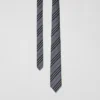 Corbata de seda con rayas icónicas de corte clásico