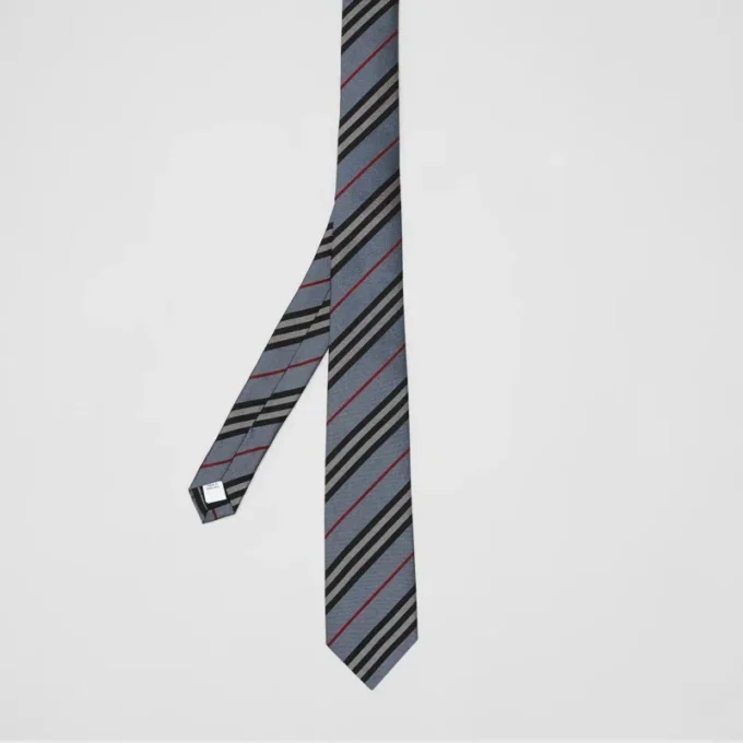 Corbata de seda con rayas icónicas de corte clásico