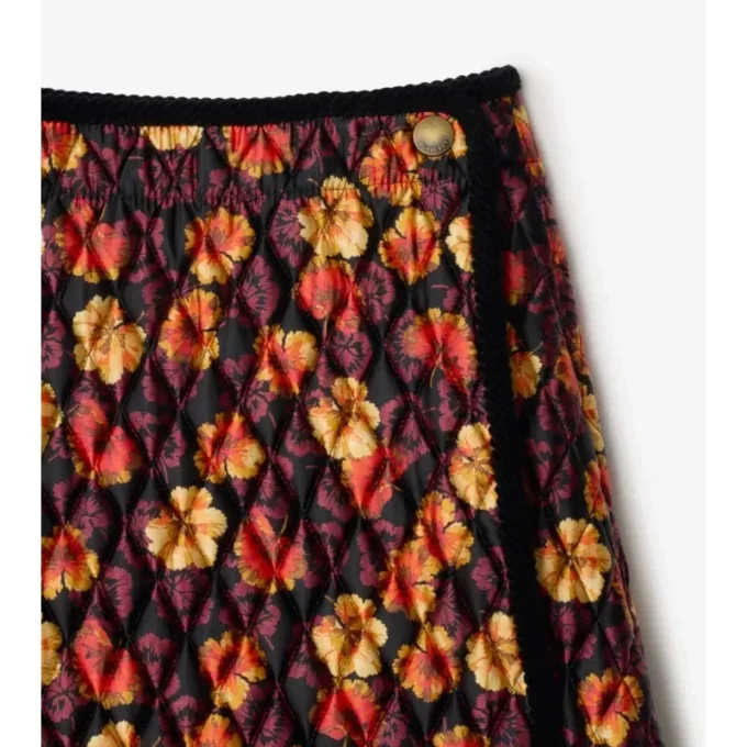 Falda de nailon acolchado con estampado de hojas de geranio