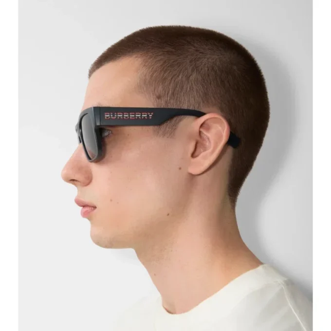 Gafas de sol de montura cuadrada con detalle del logotipo