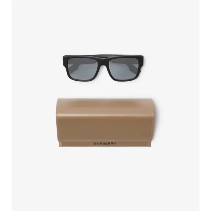 Gafas de sol de montura cuadrada con detalle del logotipo