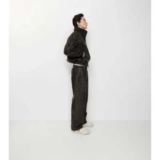 Pantalones de cuero con logotipo en cursiva