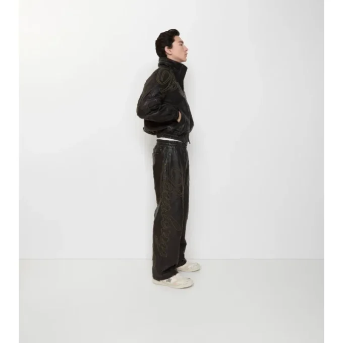 Pantalones de cuero con logotipo en cursiva