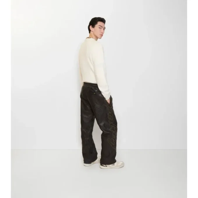 Pantalones de cuero con logotipo en cursiva
