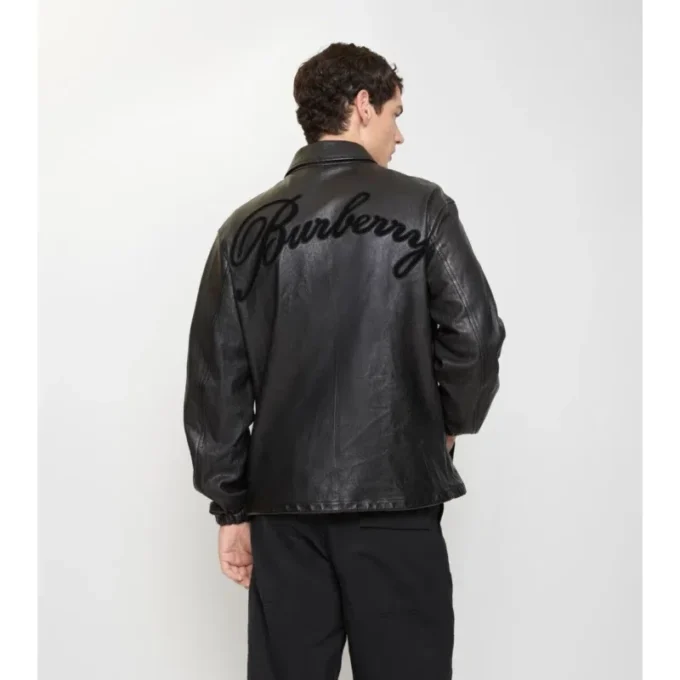Sobrecamiseta de cuero con logotipo en cursiva