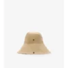 Sombrero de gabardina con ala a cuadros