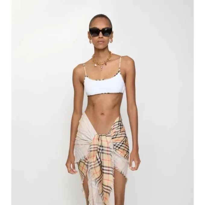 Top de bikini con ribete a cuadros