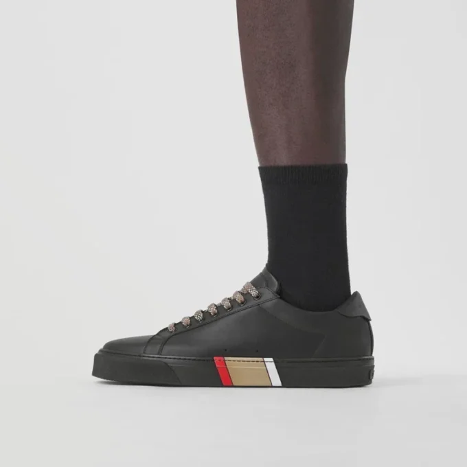 Zapatillas de cuero con detalle de rayas