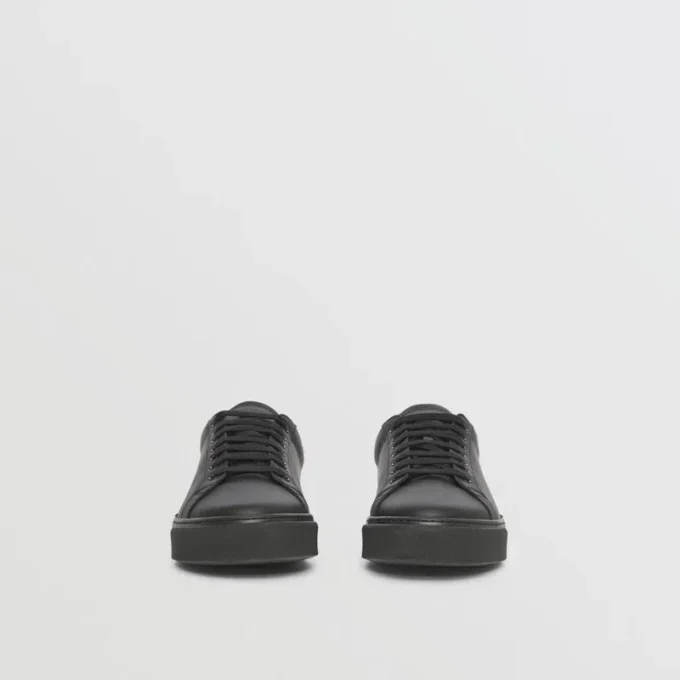 Zapatillas de cuero con detalle de rayas