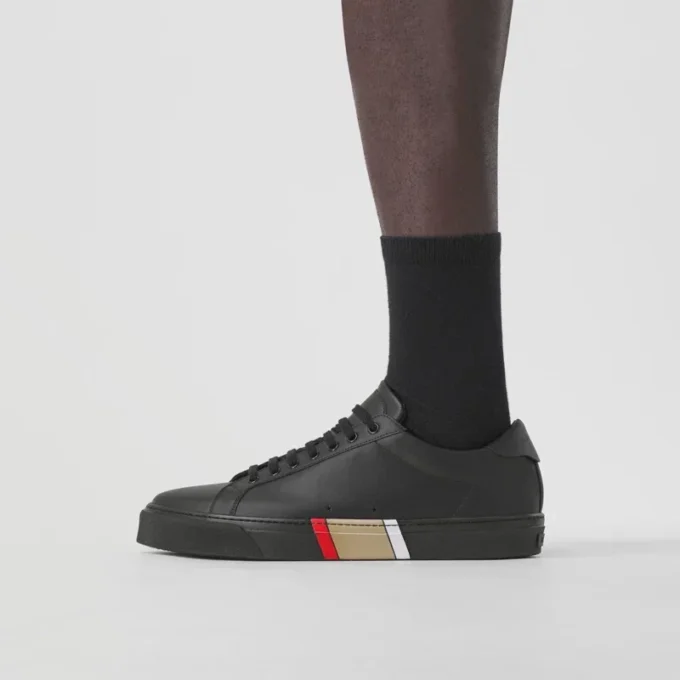 Zapatillas de cuero con detalle de rayas
