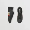 Zapatillas de cuero con detalle de rayas