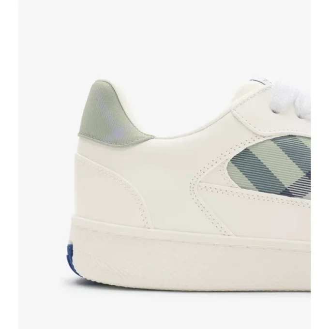 Zapatillas de piel y estampado de cuadros 